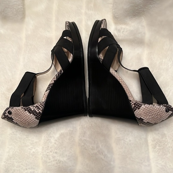 🖤PRICE DROP🖤Calvin Klein Black 5 inch Wedge WORN ONCE/ EXCELLENT CONDITION🖤🖤 - Picture 7 of 7